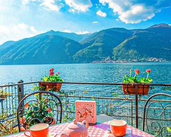Tastefully furnished 2-room apartment in direct sea location with pool and private beach - Lezzeno - Balcony