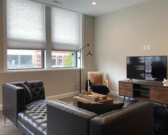 Luxury Loft - King Bed - Arts & Entertain District-Visit Saratoga & Lake George - Glens Falls - Huiskamer