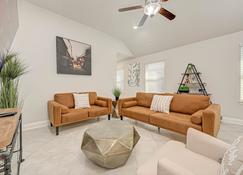 Iah-Houston Hideaway - Free Parking, Wifi, Sleeps 10 - Humble - Sala de estar