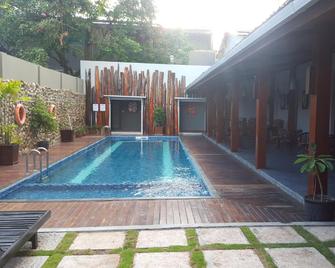 Grand Tembaga Hotel - Timika - Piscina