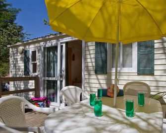 Camping le Pressoir - Petit-Palais-et-Cornemps - Binnenhof