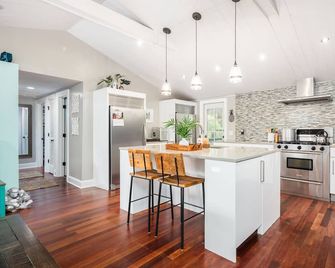Private Home-Walk to Beach & Town-Dog Friendly-Screened Porch-Fenced Yard - Folly Beach - Kuchyň