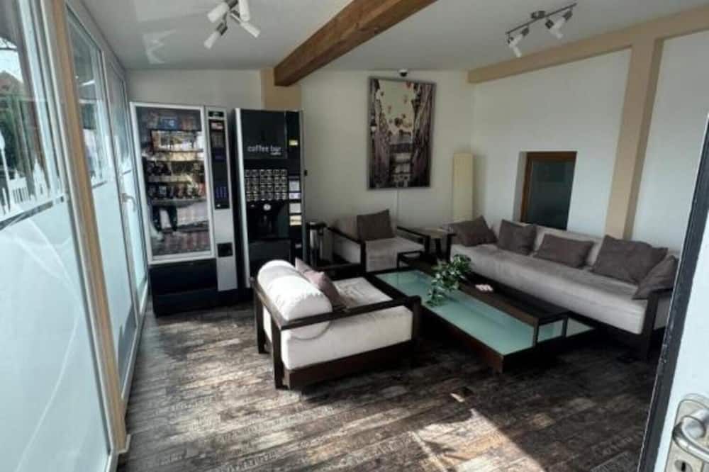 Skypension - Schönefeld - Living room
