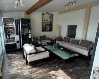 Skypension - Schönefeld - Living room