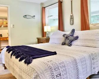 4 bdr Cottage, Edinboro Lake Views, Dogs Welcome - Edinboro - Bedroom
