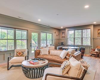 Idyllic Belmont Home 1 Mi to Historic District! - Belmont - Living room