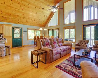Beautiful Smoky Mountain Chalet with Game Room! - Murphy - Huiskamer