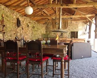 B&B in an old fortified French farm + basic camping offered - La Forêt-sur-Sèvre - Comedor