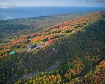 \'North Shore Retreat\' Lutsen 5 Bed/4 Bath, Sleeps 14, Ski in - Ski out - Lutsen - Outdoors view