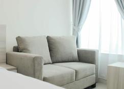 Elegant And Comfy Studio At Grand Kamala Lagoon Apartment - Bekasi - Wohnzimmer