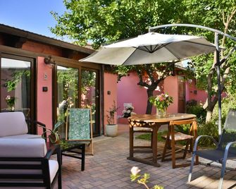 Flowery Inn Villa - אלגרו - פטיו