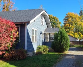 Mid town/ downtown Bungalow. Fully furnished. great location to lake and shops - Coeur d'Alene - Building