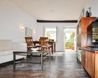 Gorgeous home in CERET with house a mountain view - Ceret - Obývací pokoj