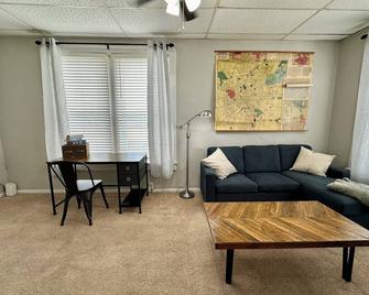 Cozy 1BR on Main St 10 min to Indy - Beech Grove - Phòng khách