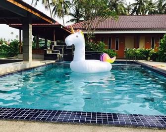 Chuu Pun Village Resort - Pantai Cenang - Piscina