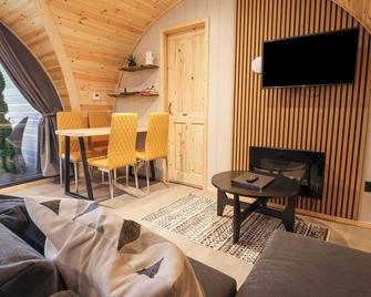 LAPWING, pet friendly, with hot tub in Ingleton - Carnforth - Living room