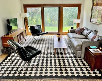 Step into the Past: Stylish 1970s Mid-Century VRBO for a Vintage Getaway! - Glen Ellyn - Living room