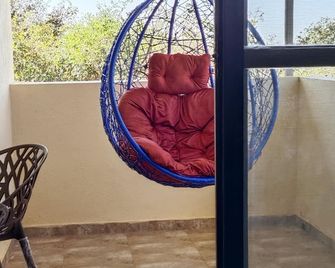 A Sea & Valley View Independent Bungalow Surrounded By Lush Greenery - Dāpoli - Balcony