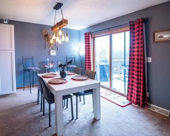WhiSki Cabin 12-acres with mountain views! - Chester - Dining room