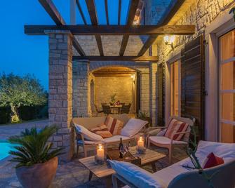 New, High Quality Stone Villa With Panoramic Views - Last Minute Offers! - Buzet - Patio