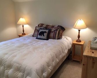Serene Lakes Family Cabin Retreat - Soda Springs - Bedroom