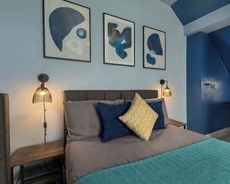 Modern Cozy Retreat-Family-Friendly-Near - Sheffield - Bedroom