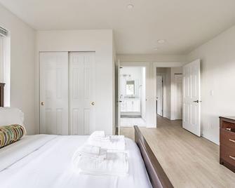 Spacious 8-Bedroom Retreat with Backyard & Entertainment Room - Seattle - Bedroom