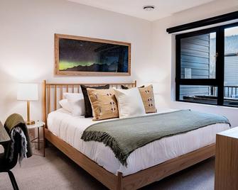 Powder Pines Retreat by Revelstoke Vacations - Revelstoke - Bedroom