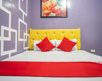 RedDoorz at Queens Hometel - Tagum - Habitación