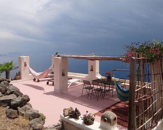 Charming apartment 35 steps from the sea - Alicudi Porto - Patio