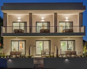 The 8 Suites - Polychrono - Building