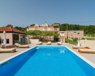 Beautiful Apartment in Obrovac Sinjski With 3 Bedrooms, Wifi and Outdoor Swimming Pool - Sinj - Pool