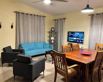 A second story house at less than 5 min walking from beach - Aguada - Comedor