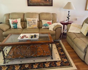 Experience Tranquility in Mercy Me Lake House on Lake D'Arbonne - Farmerville - Living room
