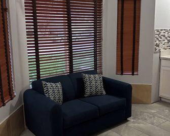 Private Guest House Cozy & Clean Living Room + Bath Great Location - Porterville