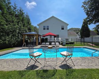 Tranquility Near the Sea with in-ground salt water pool and fenced in yard. - Absecon - Pool