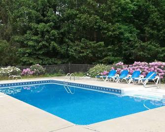 Sun filled pool house with vaulted ceilings beautiful in ground pool and gardens - Amherst - Piscina