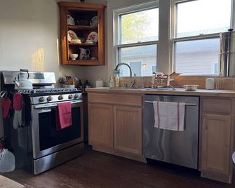 Four+ bedroom historic house near campuses in Wilmore. Fragrance/mold-free - Wilmore - Kitchen