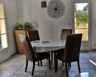 La Bastide Des Macalo - Pont-Saint-Esprit - Dining room