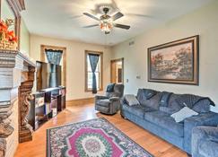 Relaxing Dubuque Home Less Than 1 Mi to Downtown! - Dubuque - Vardagsrum