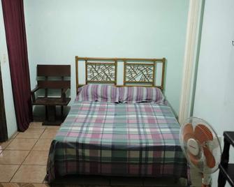Hostal Del Este Santa Fe - San Jose - Makuuhuone