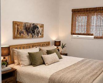 Charming Chelsea Bungalow Central Location Modern Comforts - Chelsea