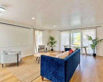 Close to Ogden-Weber Tech College | Private Room! - Ogden - Living room