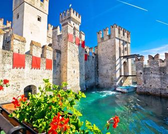Magnolia Sirmione 500m from lake Garda - Happy Rentals - Sirmione - Building