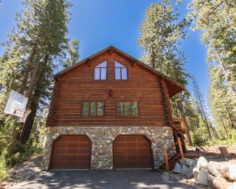 Tahoe Wanderer - 3 BR Luxury Log Cabin with Additional Loft, Private Hot Tub - Tahoe Vista - Building