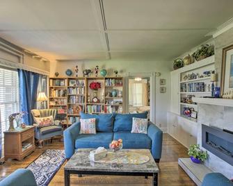 Eclectic Manitowoc Vacation Rental Near Marina! - Manitowoc - Living room