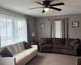 Charming 2-bedroom house with WiFi, AC in superb Bedford - Bedford - Obývací pokoj
