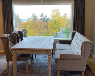 Idyllic and peaceful surroundings on the sunny side of Holmenkollen. - Oslo - Matsal