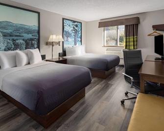 Super 8 by Wyndham Latham/Albany Airport - Latham - Bedroom