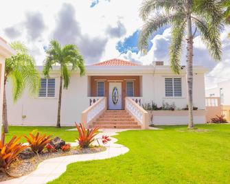 Big Vacation House - Moca - Building